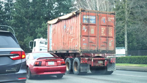 10 things truck drivers hate that cars do &amp; vice versa