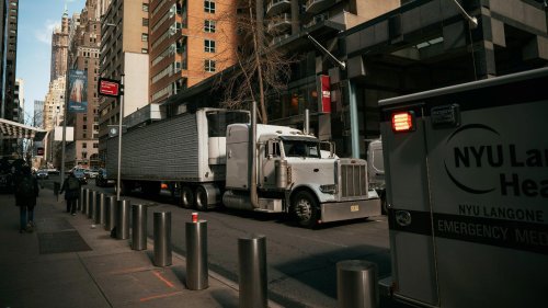 10 things truck drivers hate that cars do &amp; vice versa