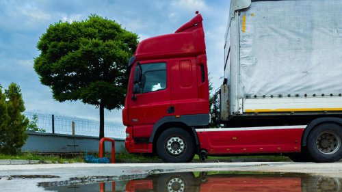 10 things truck drivers hate that cars do &amp; vice versa