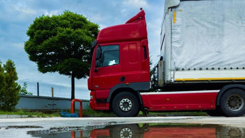 10 things truck drivers hate that cars do &amp; vice versa