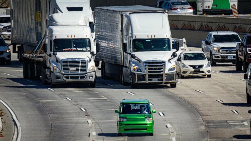 10 things truck drivers hate that cars do & vice versa