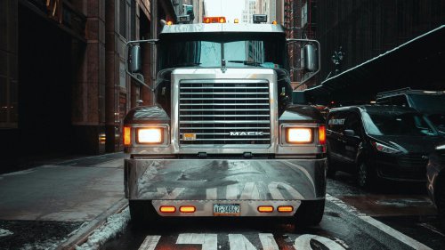 10 things truck drivers hate that cars do &amp; vice versa