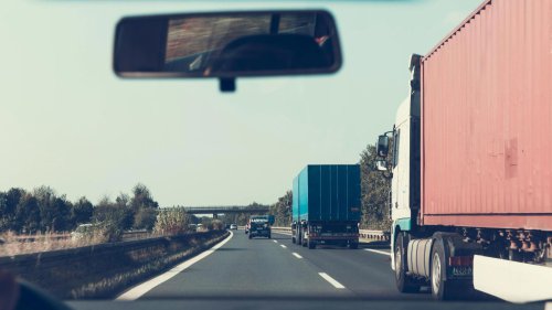 10 things truck drivers hate that cars do &amp; vice versa