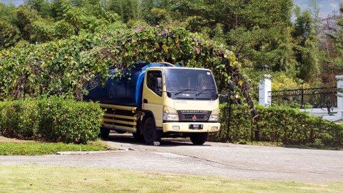 10 things truck drivers hate that cars do &amp; vice versa