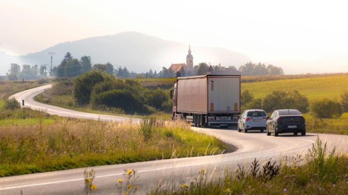 10 things truck drivers hate that cars do & vice versa