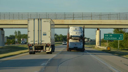 10 things truck drivers hate that cars do &amp; vice versa