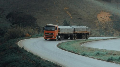 10 things truck drivers hate that cars do &amp; vice versa