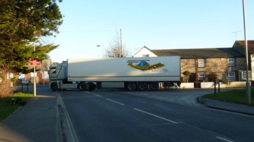 10 things truck drivers hate that cars do &amp; vice versa