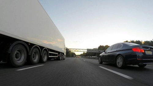 10 things truck drivers hate that cars do &amp; vice versa