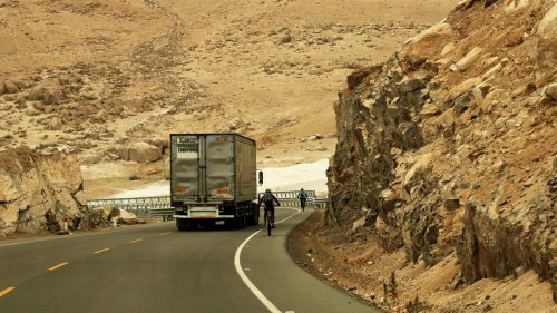 10 things truck drivers hate that cars do &amp; vice versa