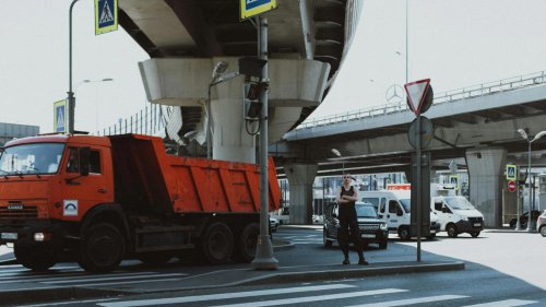 10 things truck drivers hate that cars do &amp; vice versa