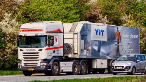 10 things truck drivers hate that cars do &amp; vice versa