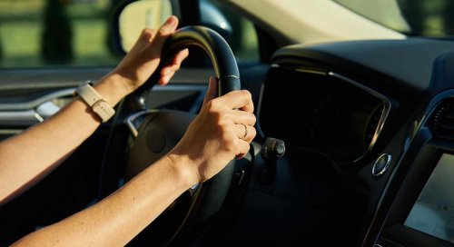 Por qué es mala señal que el coche se desvíe sin girar el volante: esto es lo que deberían hacer los conductores para solucionar el problema