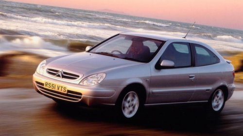 Que tu coche viejo no tenga etiqueta de la DGT no significa que esté sentenciado, puede tener solución