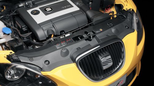 Que tu coche viejo no tenga etiqueta de la DGT no significa que esté sentenciado, puede tener solución