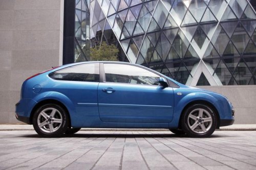 Que tu coche viejo no tenga etiqueta de la DGT no significa que esté sentenciado, puede tener solución