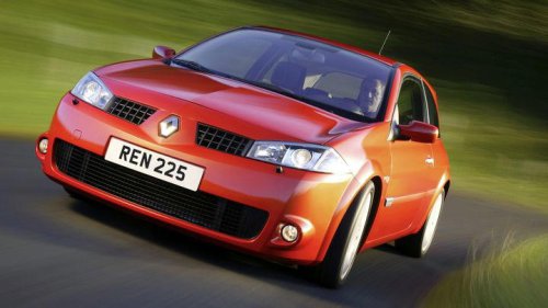 Que tu coche viejo no tenga etiqueta de la DGT no significa que esté sentenciado, puede tener solución