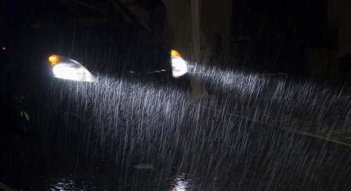 Ni para ver por la noche ni para la niebla: la DGT aclara el verdadero propósito de las luces de posición