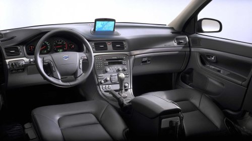 This 10-year-old luxury sedan still embarrasses new interiors