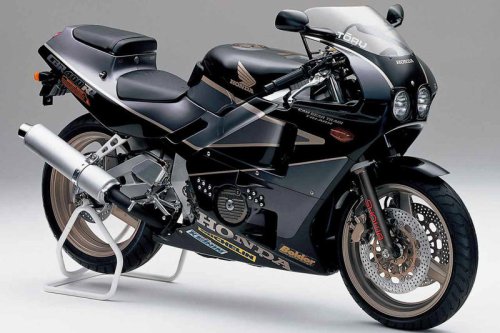 ホンダ「CBR400RR（NC23）」（1988年）｜エアロボディのCBR400R/NC23を元に車体を主に改良しRRを初めて名乗ったレプリカ