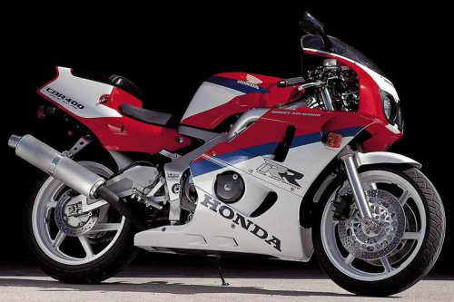 ホンダ「CBR400RR（NC29）」（1990年）新エンジンと低重心フレームによって第2世代に進化した“RR”