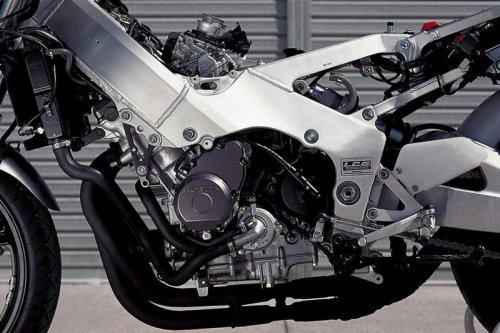 ホンダ「CBR400RR（NC29）」（1990年）新エンジンと低重心フレームによって第2世代に進化した“RR”