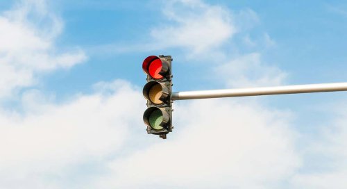 Pasar un semáforo en rojo sin multa: el Reglamento General de Circulación aclara las dos únicas situaciones en las que está permitido