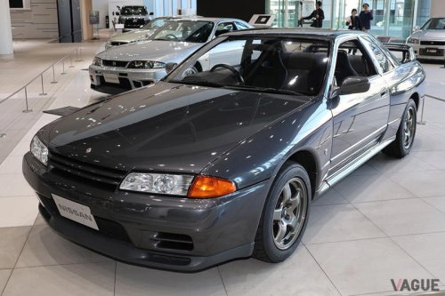 今も大人気の“第2世代「GT-R」”を実車展示！ 歴代モデルでも傑出した個性を誇る日産R32／R33／R34型「スカイラインGT-R」の衰えない魅力とは