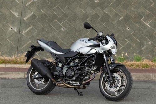 スズキ『SV650X』ってどんなバイク？ 燃費や足つき性、スペックの他、おすすめポイントや装備を解説します！【スズキのバイク！の新車図鑑▶650cc編／SUZUKI SV650X（2025）】