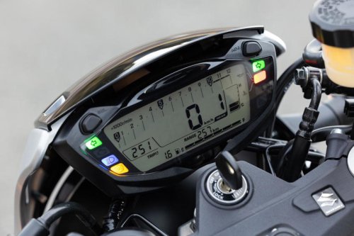 スズキ『SV650X』ってどんなバイク？ 燃費や足つき性、スペックの他、おすすめポイントや装備を解説します！【スズキのバイク！の新車図鑑▶650cc編／SUZUKI SV650X（2025）】