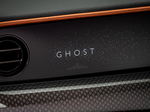 「8ビットで武装したゴースト」ロールスロイスが70年代アーケードを車内にそのまま召喚した