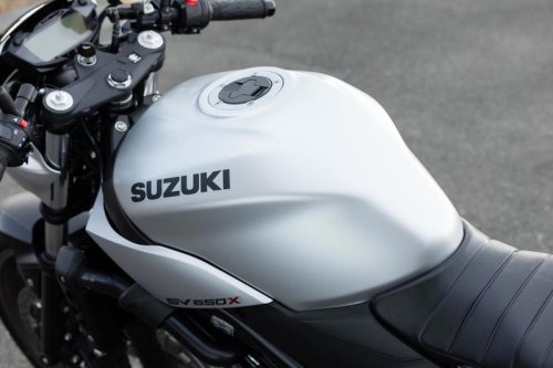スズキ『SV650X』ってどんなバイク？ 燃費や足つき性、スペックの他、おすすめポイントや装備を解説します！【スズキのバイク！の新車図鑑▶650cc編／SUZUKI SV650X（2025）】