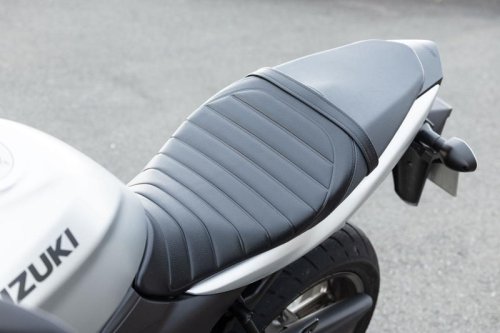 スズキ『SV650X』ってどんなバイク？ 燃費や足つき性、スペックの他、おすすめポイントや装備を解説します！【スズキのバイク！の新車図鑑▶650cc編／SUZUKI SV650X（2025）】