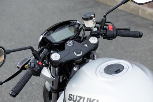 スズキ『SV650X』ってどんなバイク？ 燃費や足つき性、スペックの他、おすすめポイントや装備を解説します！【スズキのバイク！の新車図鑑▶650cc編／SUZUKI SV650X（2025）】
