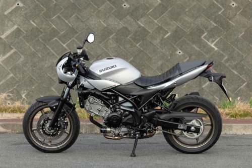 スズキ『SV650X』ってどんなバイク？ 燃費や足つき性、スペックの他、おすすめポイントや装備を解説します！【スズキのバイク！の新車図鑑▶650cc編／SUZUKI SV650X（2025）】