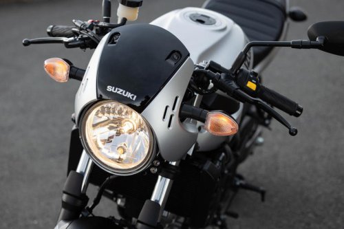 スズキ『SV650X』ってどんなバイク？ 燃費や足つき性、スペックの他、おすすめポイントや装備を解説します！【スズキのバイク！の新車図鑑▶650cc編／SUZUKI SV650X（2025）】