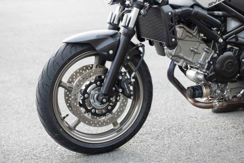 スズキ『SV650X』ってどんなバイク？ 燃費や足つき性、スペックの他、おすすめポイントや装備を解説します！【スズキのバイク！の新車図鑑▶650cc編／SUZUKI SV650X（2025）】