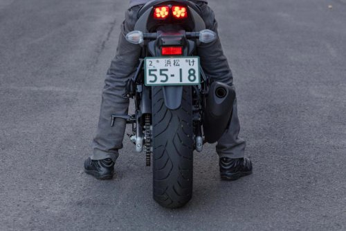 スズキ『SV650X』ってどんなバイク？ 燃費や足つき性、スペックの他、おすすめポイントや装備を解説します！【スズキのバイク！の新車図鑑▶650cc編／SUZUKI SV650X（2025）】