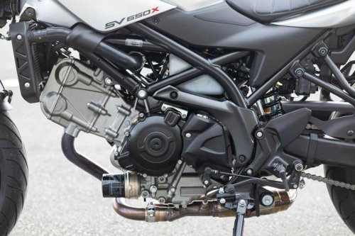 スズキ『SV650X』ってどんなバイク？ 燃費や足つき性、スペックの他、おすすめポイントや装備を解説します！【スズキのバイク！の新車図鑑▶650cc編／SUZUKI SV650X（2025）】
