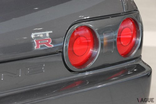 今も大人気の“第2世代「GT-R」”を実車展示！ 歴代モデルでも傑出した個性を誇る日産R32／R33／R34型「スカイラインGT-R」の衰えない魅力とは