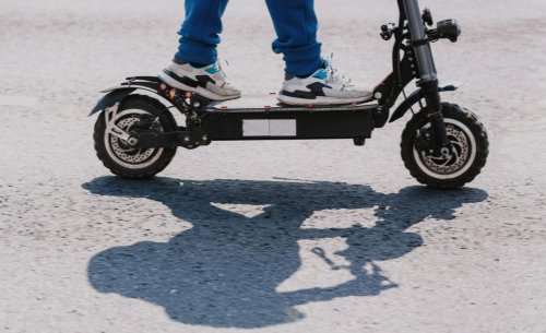 Circula en patinete eléctrico por la autovía de Murcia con absoluta tranquilidad: esta es la multa a la que se enfrenta