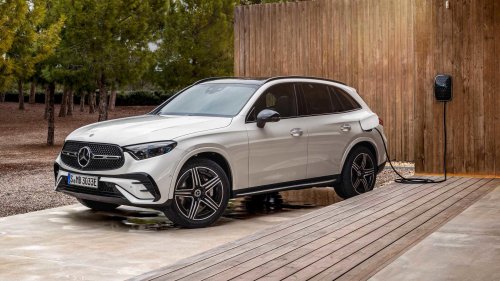 The Japanese luxury sedan more sporty than a BMW 5 Series