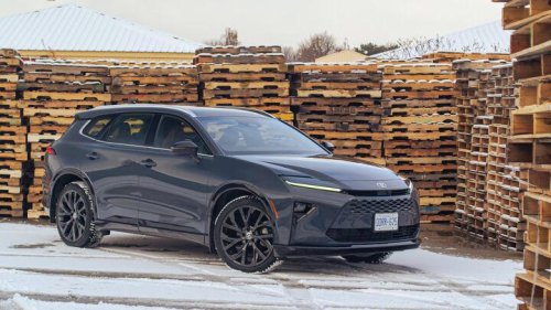 Nissan Murano vs Toyota Crown Signia comparison