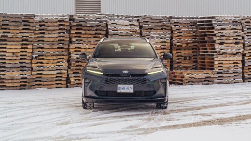 Nissan Murano vs Toyota Crown Signia comparison