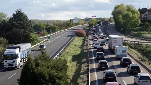 El inicio del Puente del 1º de Mayo deja las primeras retenciones de hasta 12 kilómetros en Ávila, Burgos y Segovia