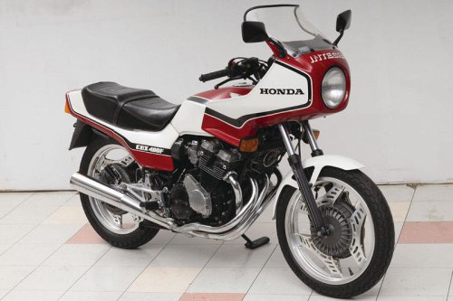 ホンダ「CBX400F」（1981年）長年のレース活動で蓄積された先進技術を結集したスーパースポーツ【空冷4発ヨンヒャク回顧録】