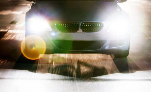 El gesto que casi todos hacen al conducir de noche y que puede crear un peligro invisible en la carretera