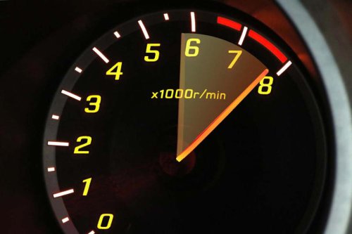 下り坂で「ニュートラル」に入れるべきでない理由──低回転でも燃料消費する「アイドリング維持の罠」とは