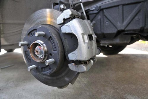 下り坂で「ニュートラル」に入れるべきでない理由──低回転でも燃料消費する「アイドリング維持の罠」とは