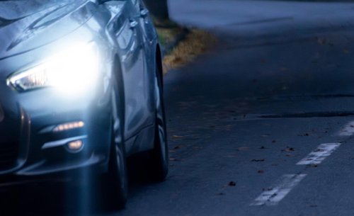 El gesto que casi todos hacen al conducir de noche y que puede crear un peligro invisible en la carretera